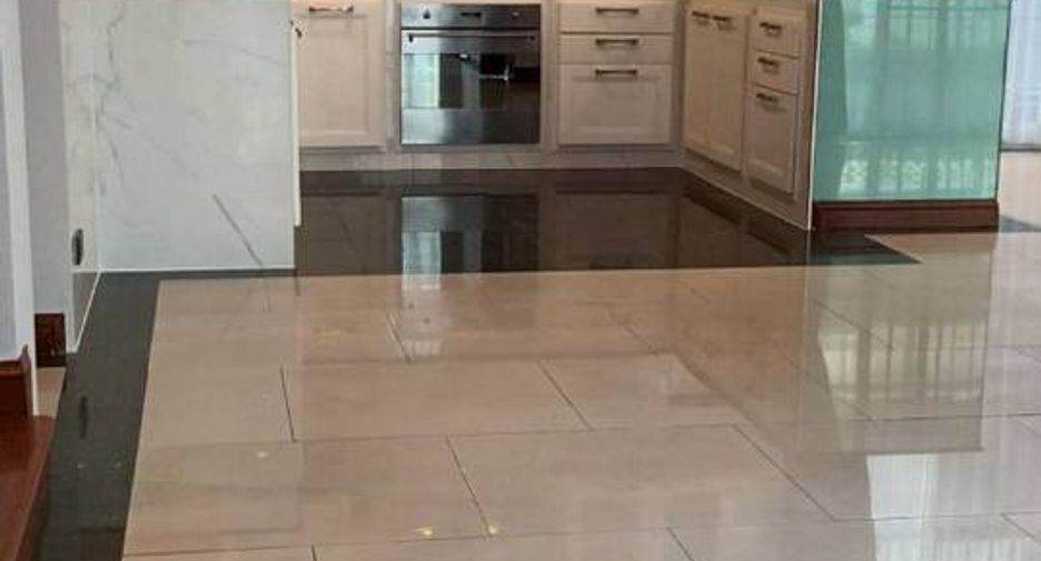 For rent 4 ベッドルーム villa in Watthana, Bangkok