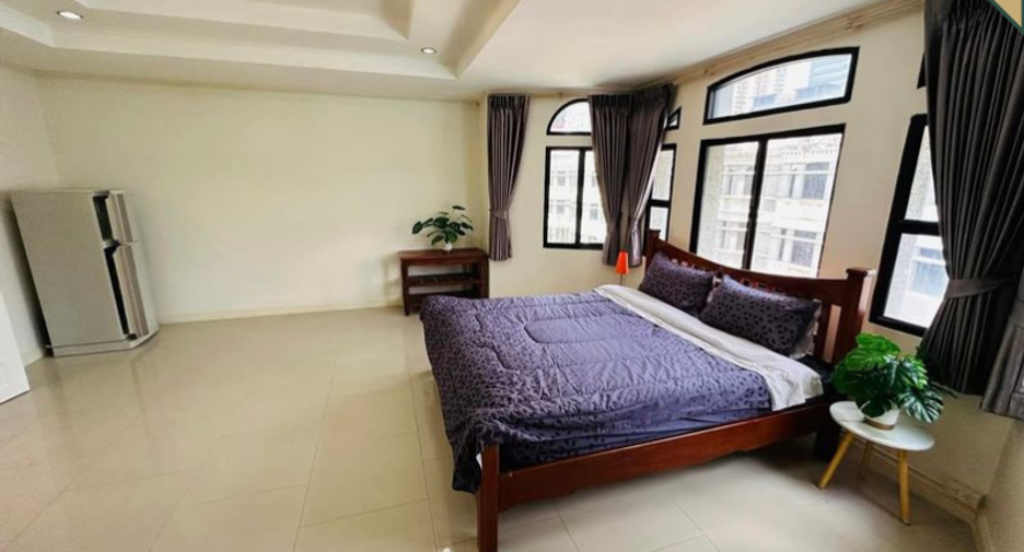 For rent 4 bedrooms townhouse in Watthana, Bangkok