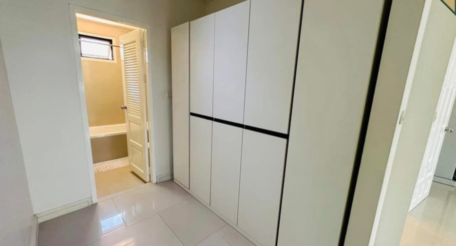 For rent 4 bedrooms townhouse in Watthana, Bangkok