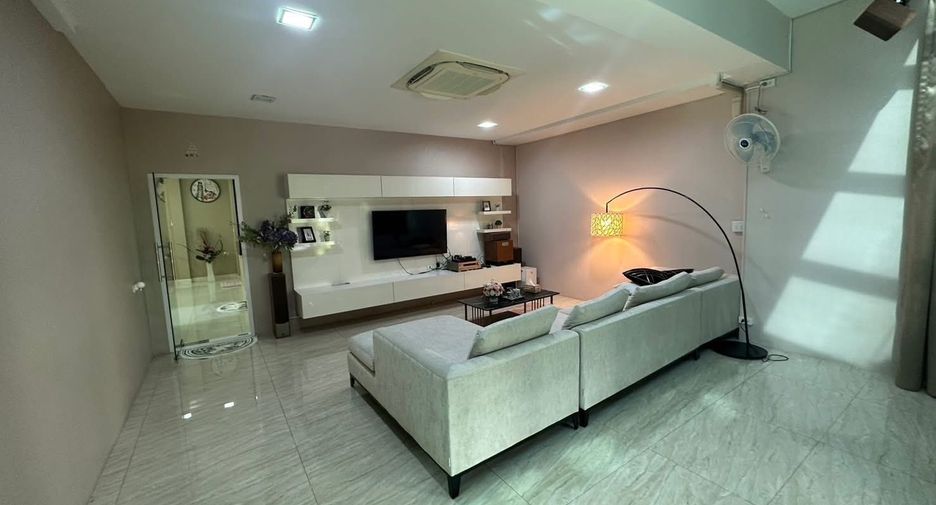 For rent and for sale 4 bedrooms house in Bang Kapi, Bangkok
