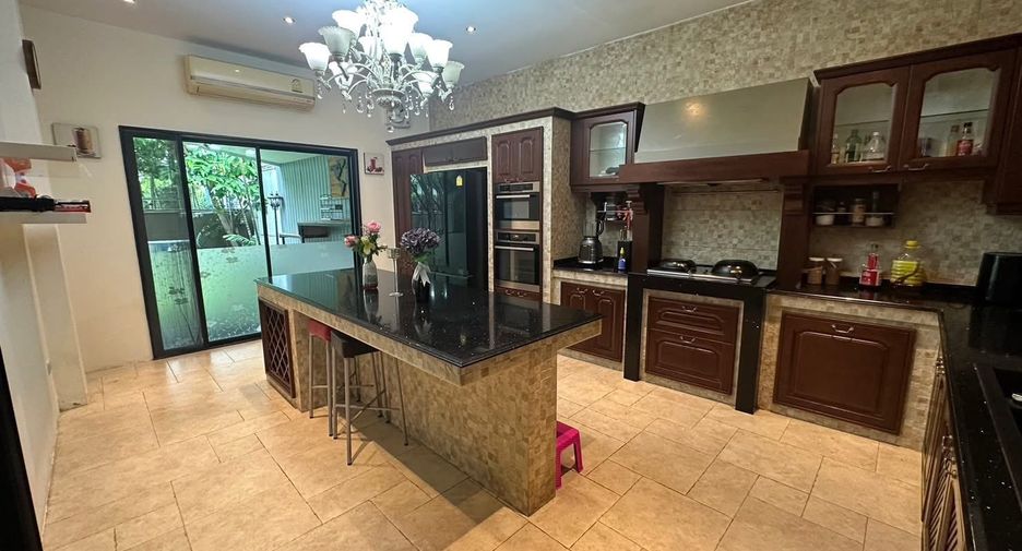 For rent and for sale 4 bedrooms house in Bang Kapi, Bangkok