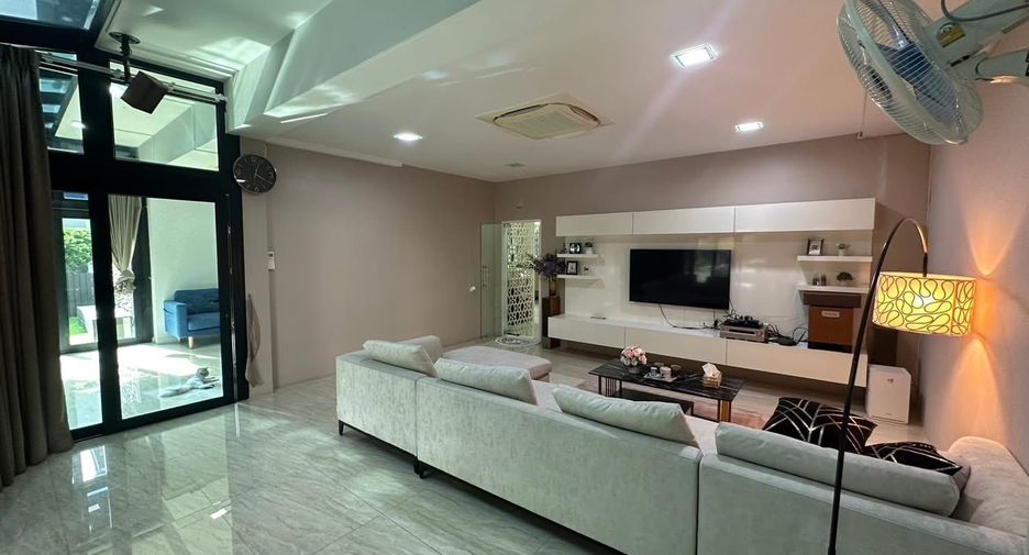 For rent and for sale 4 bedrooms house in Bang Kapi, Bangkok