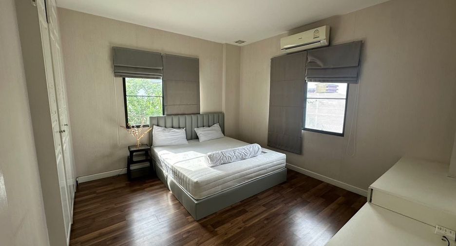 For rent and for sale 4 bedrooms house in Bang Kapi, Bangkok