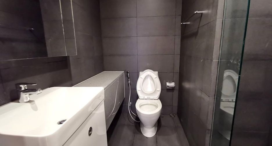 For rent 2 bedrooms condo in Pathum Wan, Bangkok