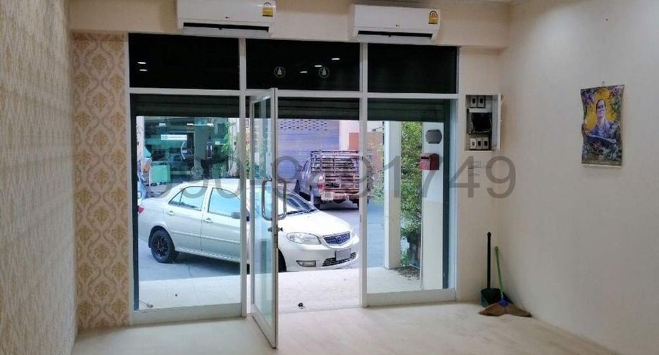 For rent 4 bedrooms townhouse in Bang Khun Thian, Bangkok