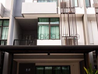 Casa adosada en alquiler de 3 habitaciones en Bueng Kum, Bangkok