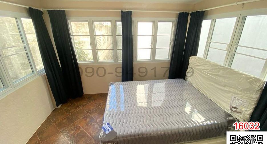 For rent 3 bedrooms retail Space in Pathum Wan, Bangkok