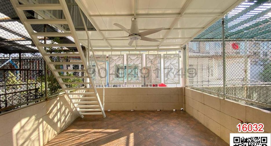 For rent 3 bedrooms retail Space in Pathum Wan, Bangkok
