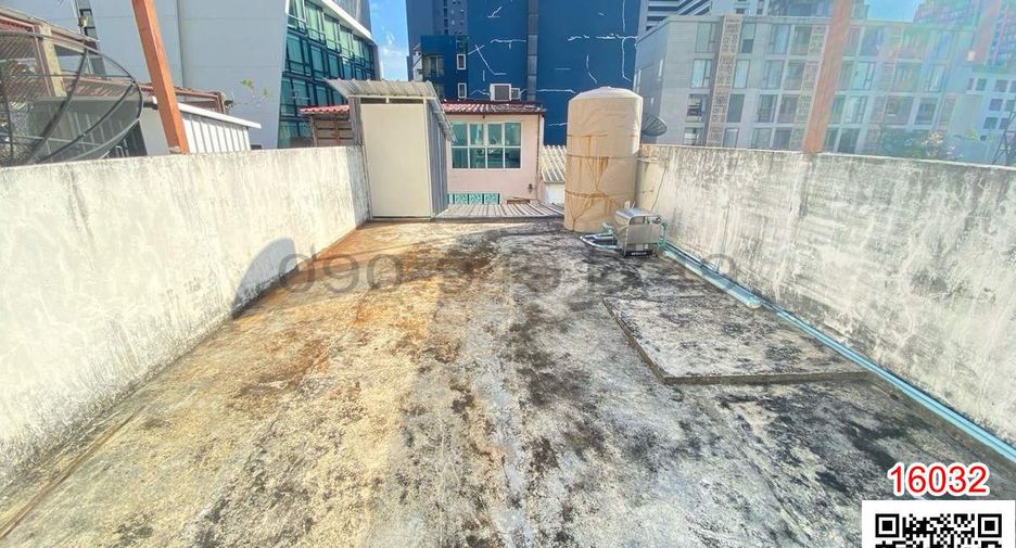 For rent 3 bedrooms retail Space in Pathum Wan, Bangkok