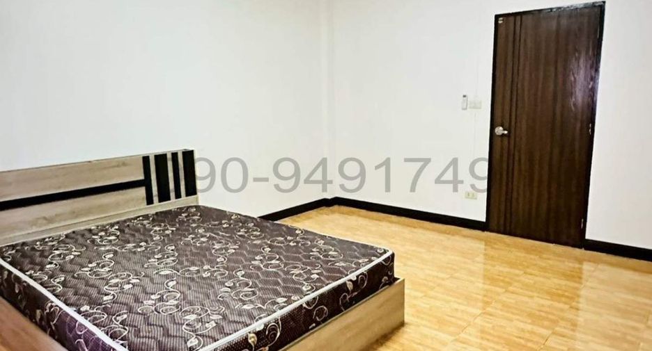 For rent 3 bedrooms townhouse in Khan Na Yao, Bangkok