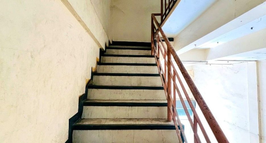 For sale 5 bedrooms retail Space in Lat Krabang, Bangkok