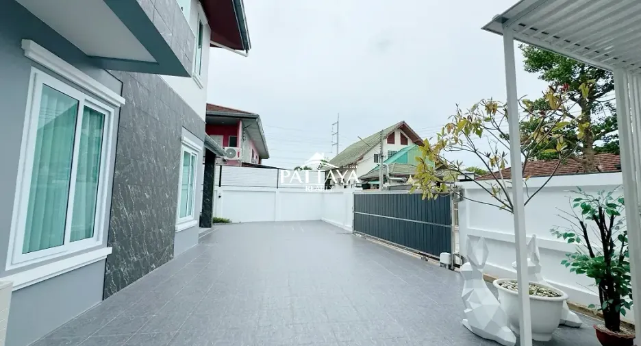 For rent and for sale 4 bedrooms house in Bang Lamung, Chonburi