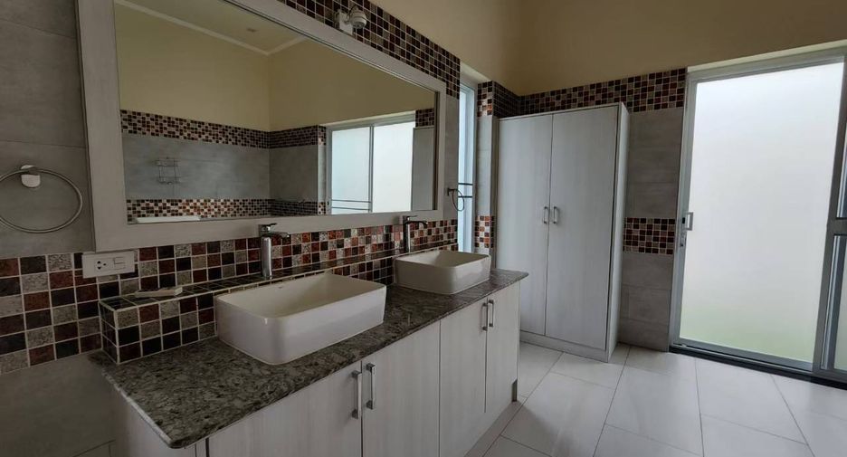 For rent and for sale 5 bedrooms house in Bang Lamung, Chonburi