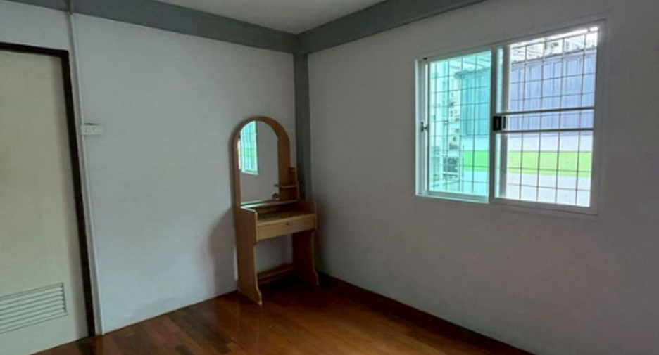 For sale 3 bedrooms townhouse in Huai Khwang, Bangkok