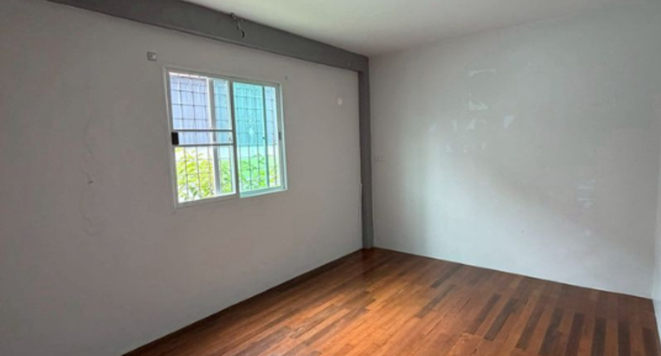 For sale 3 bedrooms townhouse in Huai Khwang, Bangkok