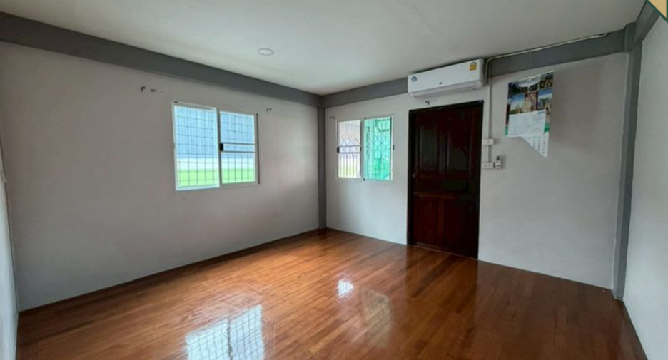 For sale 3 bedrooms townhouse in Huai Khwang, Bangkok
