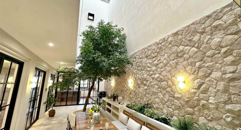 Reihenhaus zum Kauf mit 6 Zimmer in Phra Khanong, Bangkok