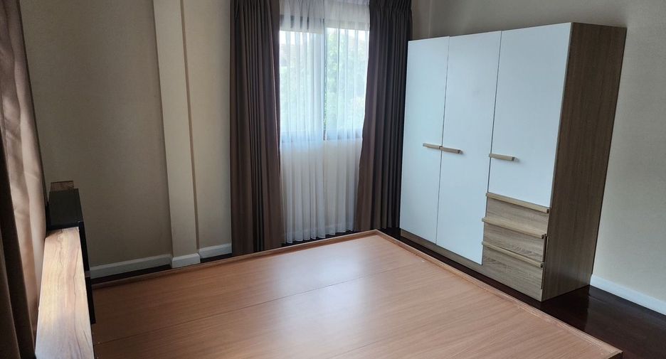 Casa en alquiler y en venta de 3 habitaciones en Lat Krabang, Bangkok