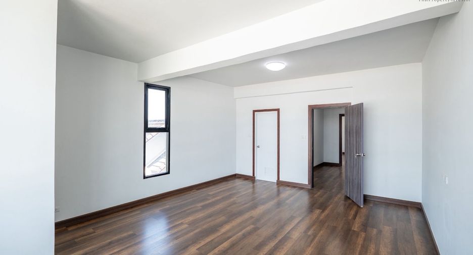 For sale 4 bedrooms office in Lat Phrao, Bangkok