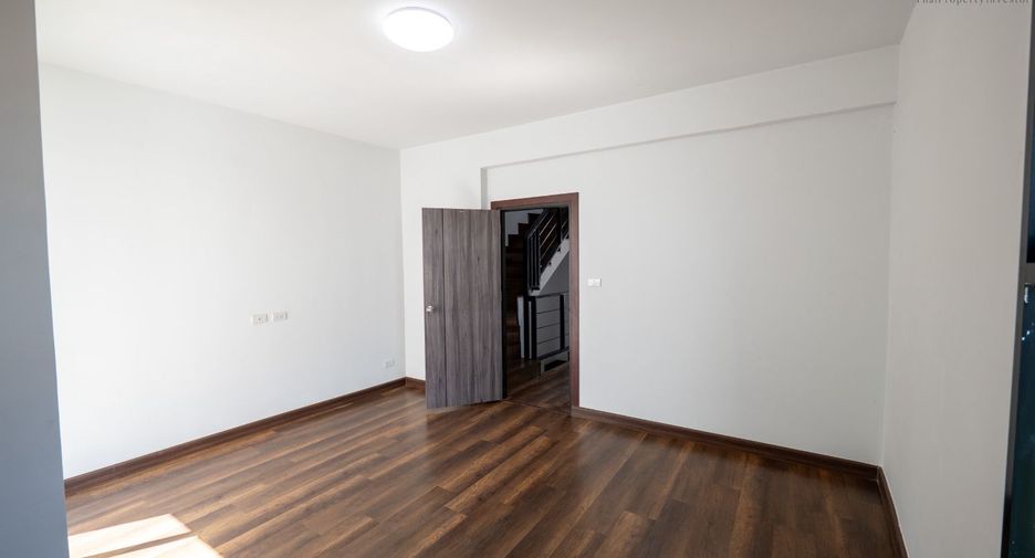 For sale 4 bedrooms office in Lat Phrao, Bangkok