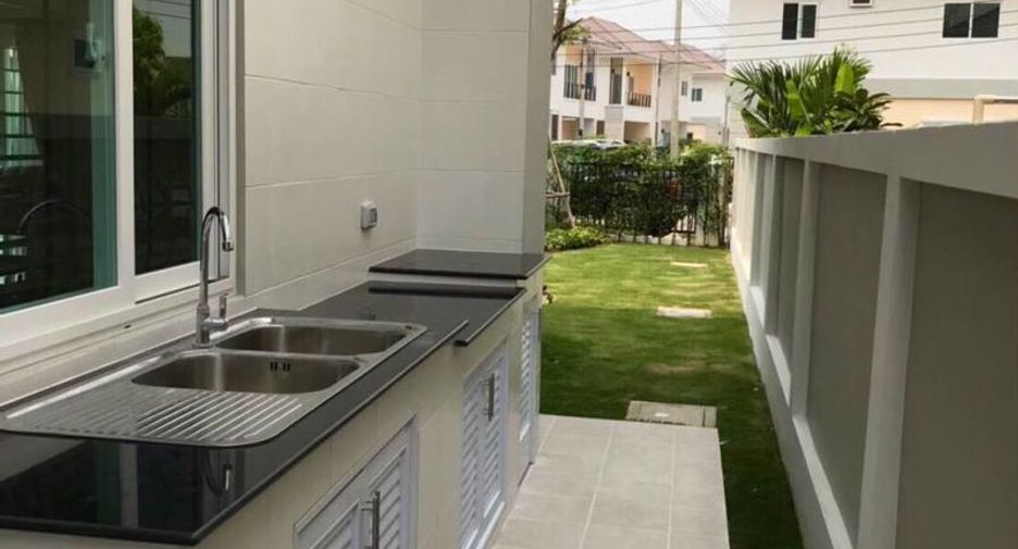 For rent 4 bedrooms house in San Kamphaeng, Chiang Mai