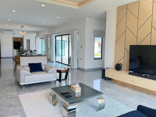 Villa zum Kauf mit 4 Zimmer in Bang Lamung, Chonburi