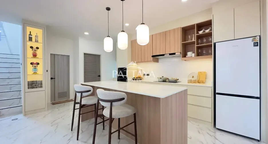 For rent and for sale 4 bedrooms house in Bang Lamung, Chonburi