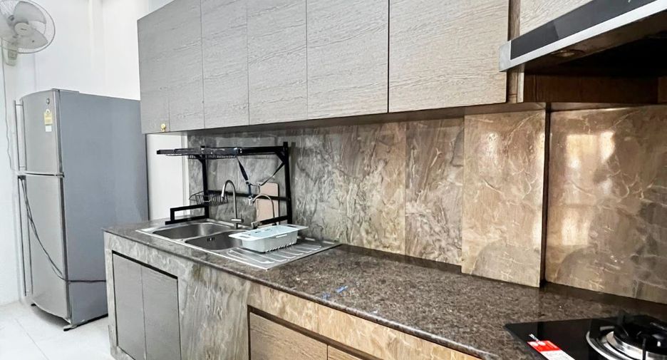 For rent 3 bedrooms townhouse in Suan Luang, Bangkok