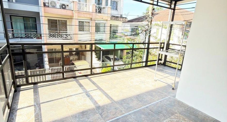 For rent 3 bedrooms townhouse in Suan Luang, Bangkok