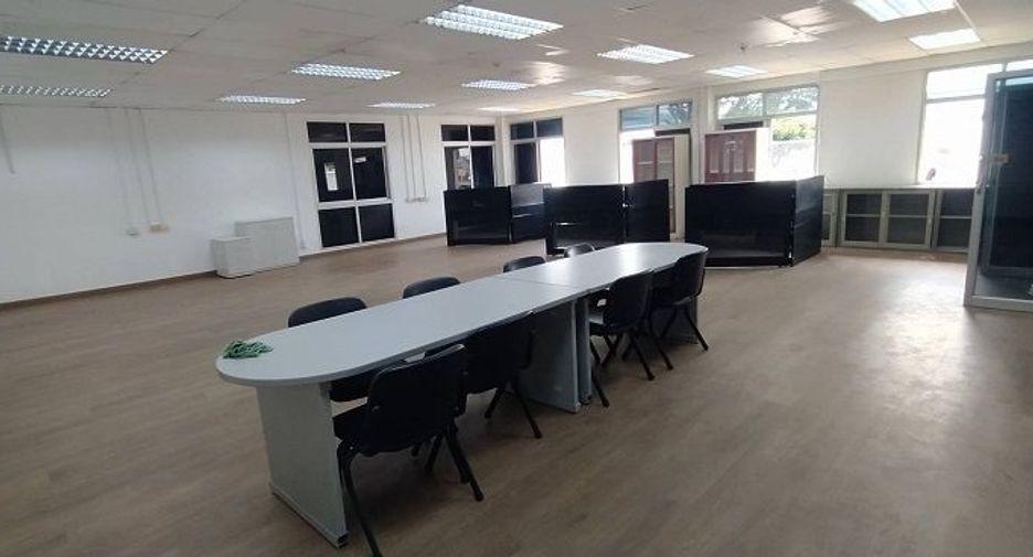For rent 8 bedrooms warehouse in Si Racha, Chonburi