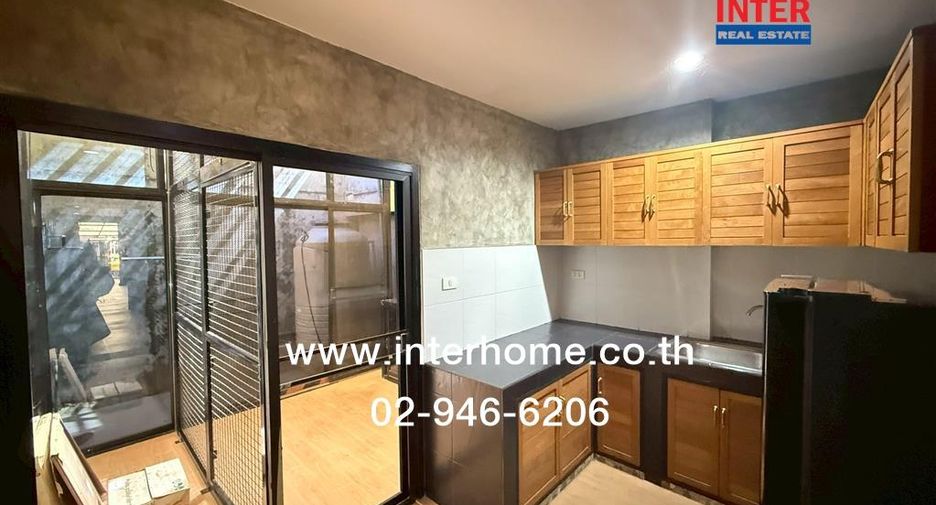 For sale 2 bedrooms townhouse in Huai Khwang, Bangkok