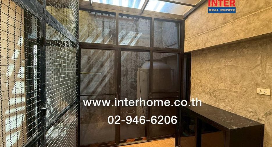 For sale 2 bedrooms townhouse in Huai Khwang, Bangkok