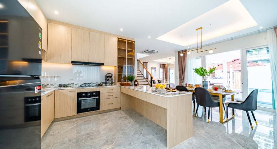 Villa zum Kauf mit 4 Zimmer in Bang Lamung, Chonburi
