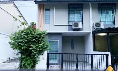 Casa adosada en venta de 3 habitaciones en Bang Phli, Samut Prakan