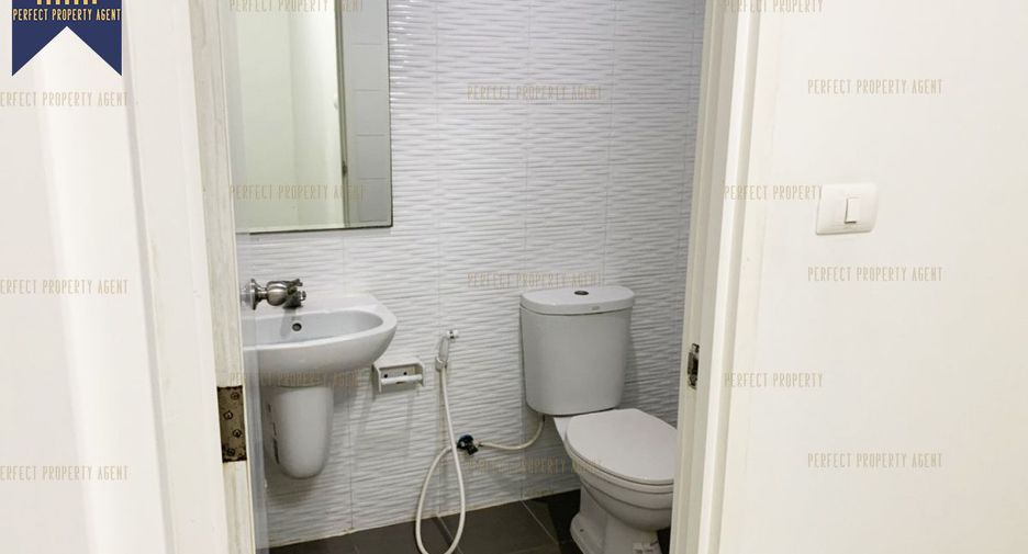 Casa adosada en venta de 3 habitaciones en Bang Phli, Samut Prakan