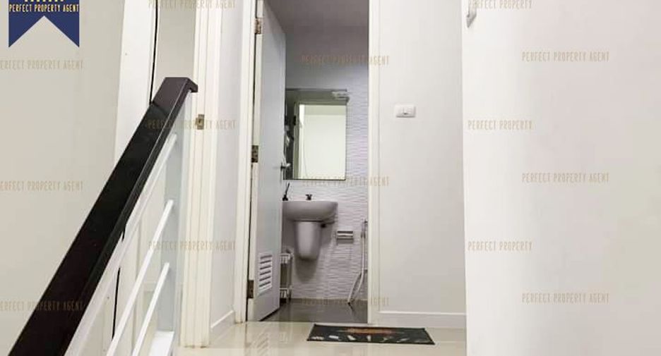 Casa adosada en venta de 3 habitaciones en Bang Phli, Samut Prakan