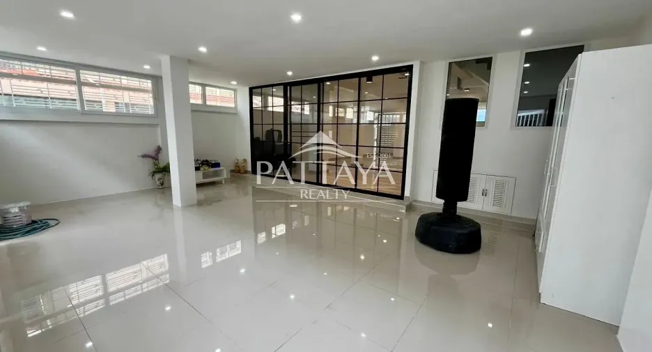 出租 和 出售 4 卧室 独立屋 在 Bang Lamung, Chon Buri