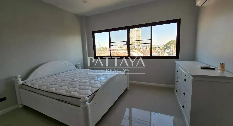 出租 和 出售 4 卧室 独立屋 在 Bang Lamung, Chon Buri