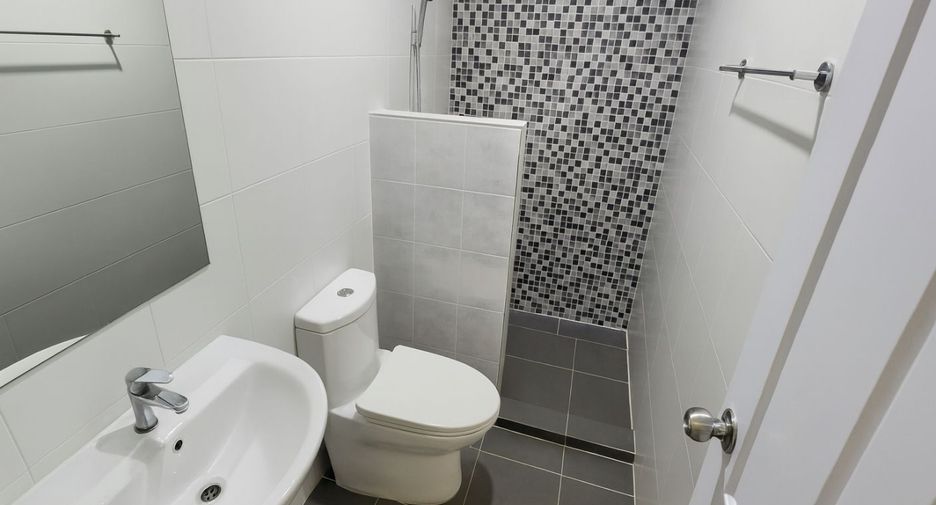 For sale 4 bedrooms townhouse in Ban Pho, Chachoengsao