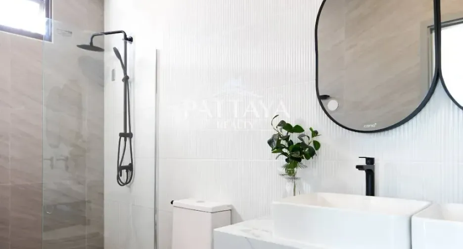 For rent and for sale 4 bedrooms villa in Bang Lamung, Chonburi