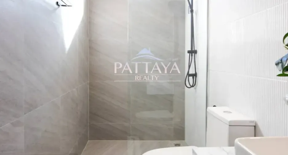 For rent and for sale 4 bedrooms villa in Bang Lamung, Chonburi