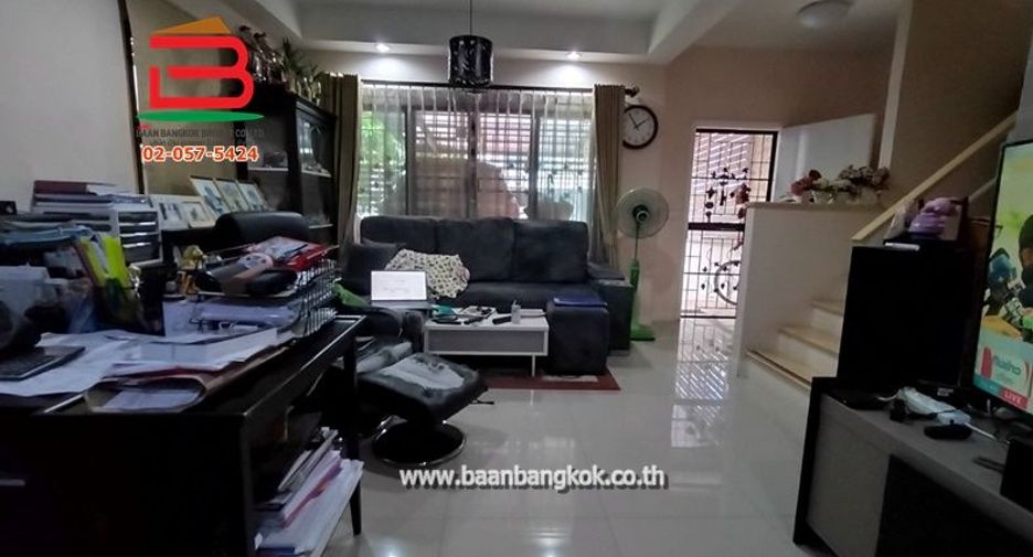 À vendre 3 chambres maison de ville à Khan Na Yao, Bangkok
