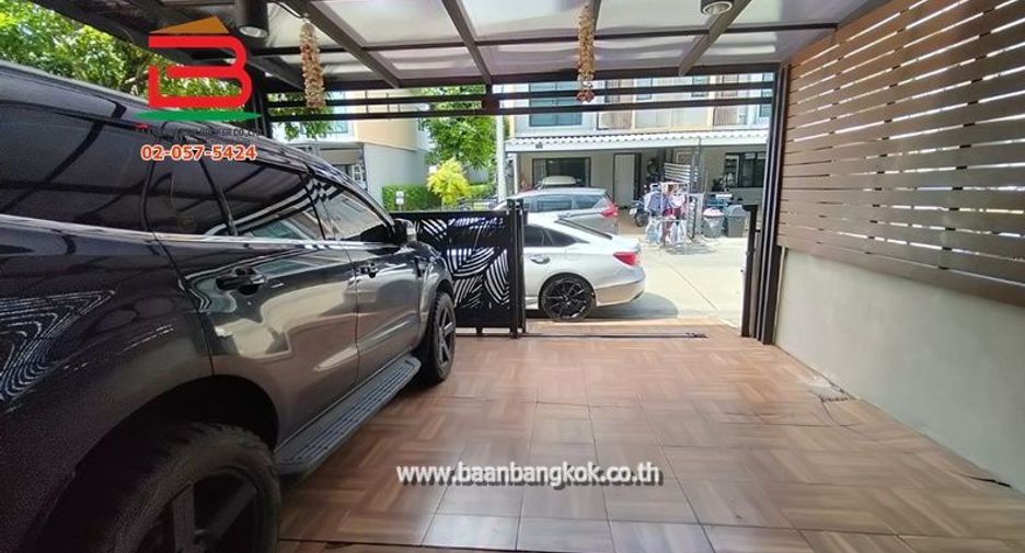 À vendre 3 chambres maison de ville à Khan Na Yao, Bangkok
