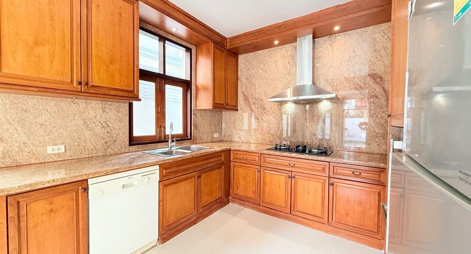 For sale 4 bedrooms villa in Sattahip, Chonburi