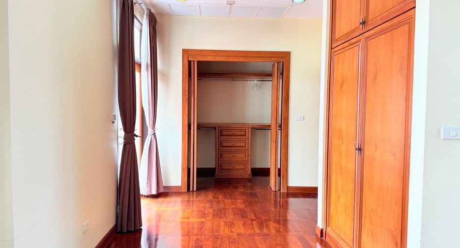 For sale 4 bedrooms villa in Sattahip, Chonburi