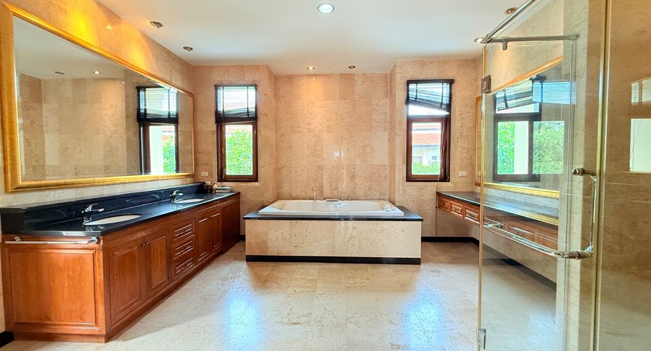 For sale 4 bedrooms villa in Sattahip, Chonburi