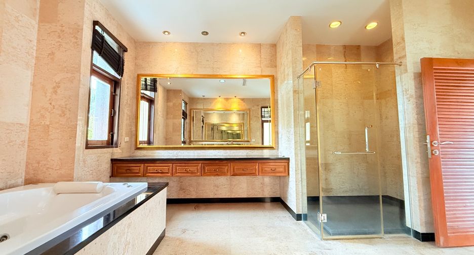 For sale 4 bedrooms villa in Sattahip, Chonburi