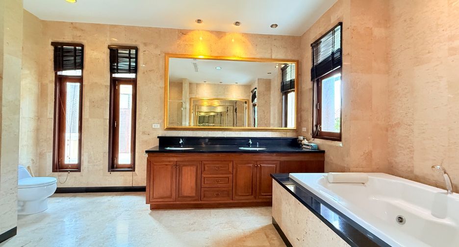 For sale 4 bedrooms villa in Sattahip, Chonburi
