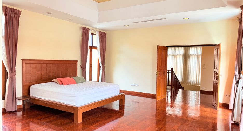 For sale 4 bedrooms villa in Sattahip, Chonburi