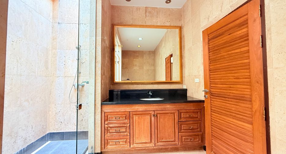 For sale 4 bedrooms villa in Sattahip, Chonburi